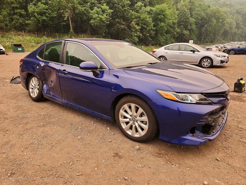 61311476 :رقم المزاد ، 4T1B11HK2JU528520 vin ، 2018 Toyota Camry مزاد بيع