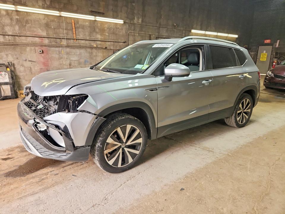 61284056 :رقم المزاد ، 3VVWX7B25NM041095 vin ، 2022 Volkswagen Taos مزاد بيع