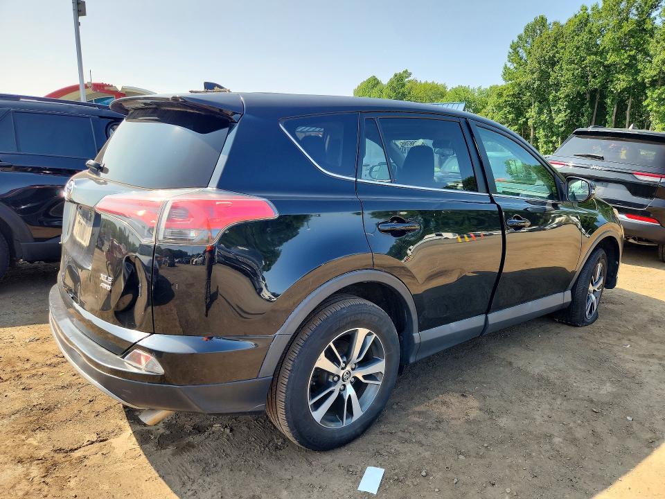 62565786 :رقم المزاد ، 2T3RFREV6JW803195 vin ، 2018 Toyota Rav4 مزاد بيع