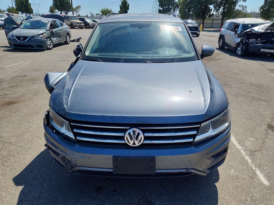 62045756 :رقم المزاد ، 3VV3B7AX0JM061652 vin ، 2018 Volkswagen Tiguan مزاد بيع