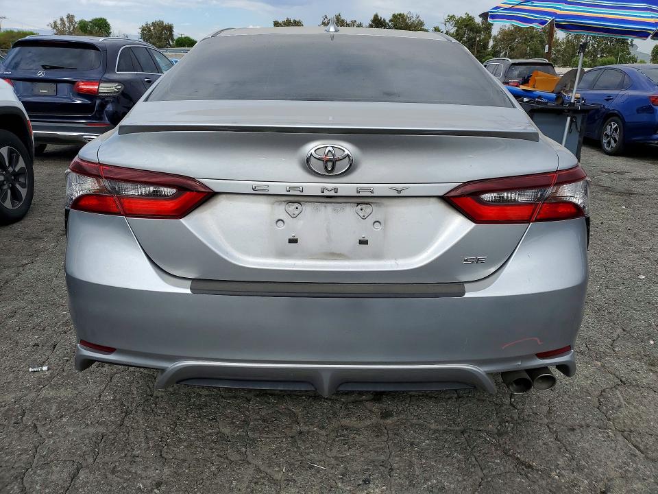 61491006 :رقم المزاد ، 4T1G11AK2MU561263 vin ، 2021 Toyota Camry مزاد بيع