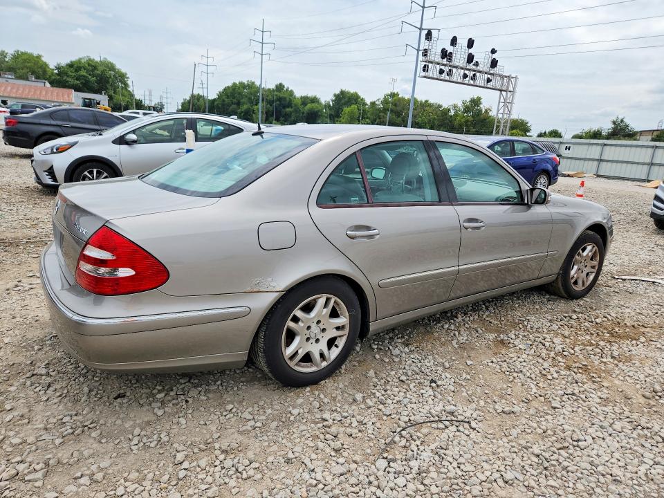 62636776 :رقم المزاد ، WDBUF82JX5X173784 vin ، 2005 Mercedes-benz E مزاد بيع
