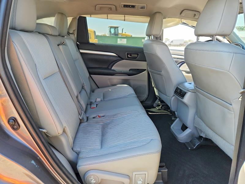 Продаж на аукціоні авто 2015 Toyota Highlander, vin: 5TDBKRFH9FS102195, номер лоту: 61880056
