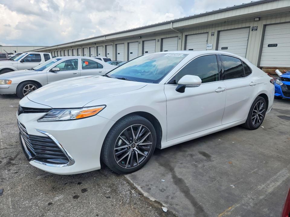 61609206 :رقم المزاد ، 4T1F11AK1MU601487 vin ، 2021 Toyota Camry مزاد بيع