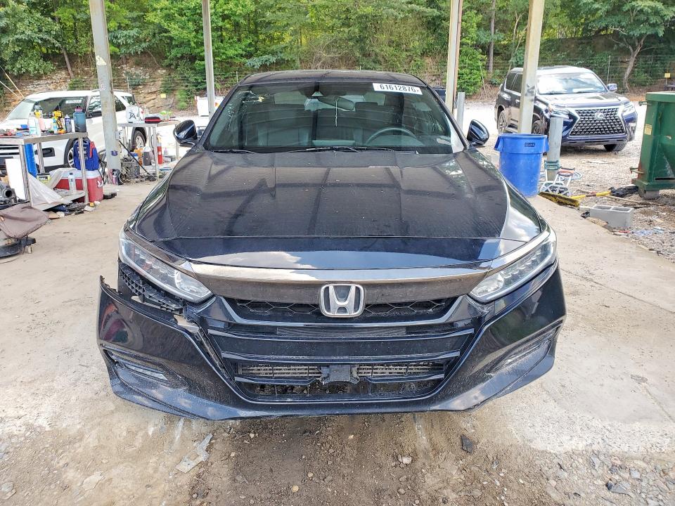 61612876 :رقم المزاد ، 1HGCV1F35JA068779 vin ، 2018 Honda Accord مزاد بيع