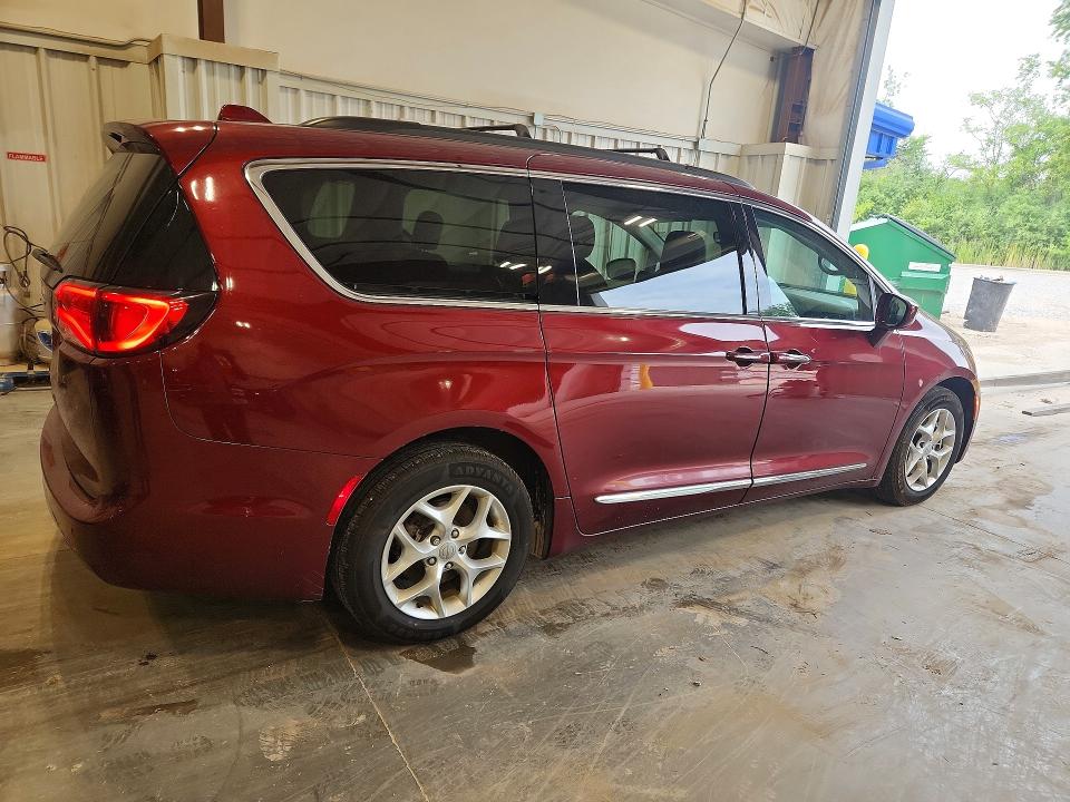 62246446 :رقم المزاد ، 2C4RC1BG8HR739570 vin ، 2017 Chrysler Pacifica مزاد بيع