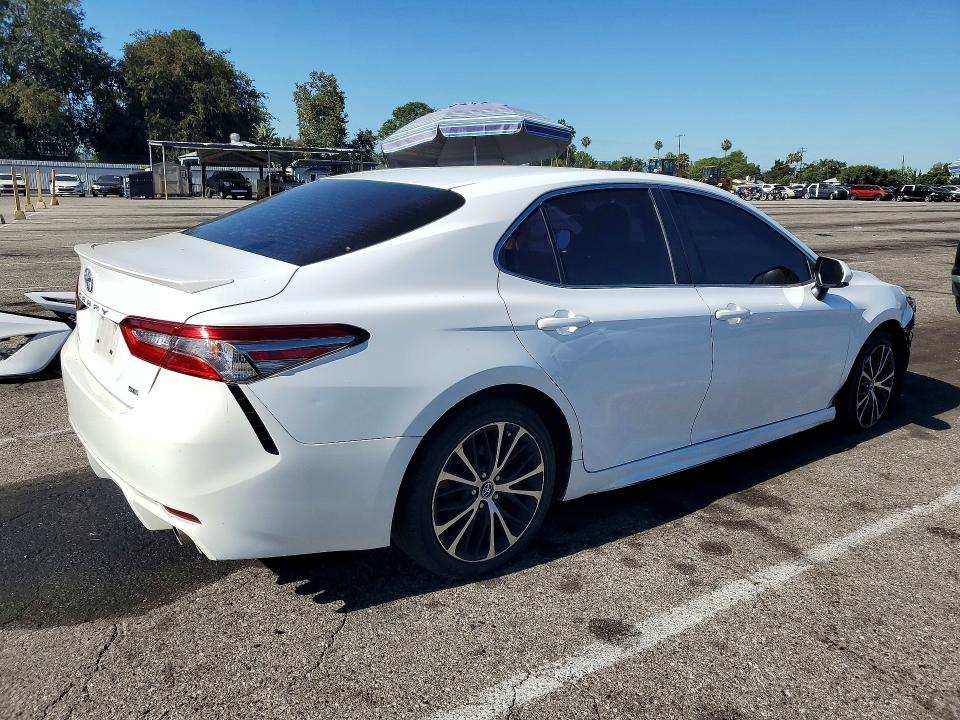 60183766 :رقم المزاد ، 4T1B11HK6JU626482 vin ، 2018 Toyota Camry مزاد بيع