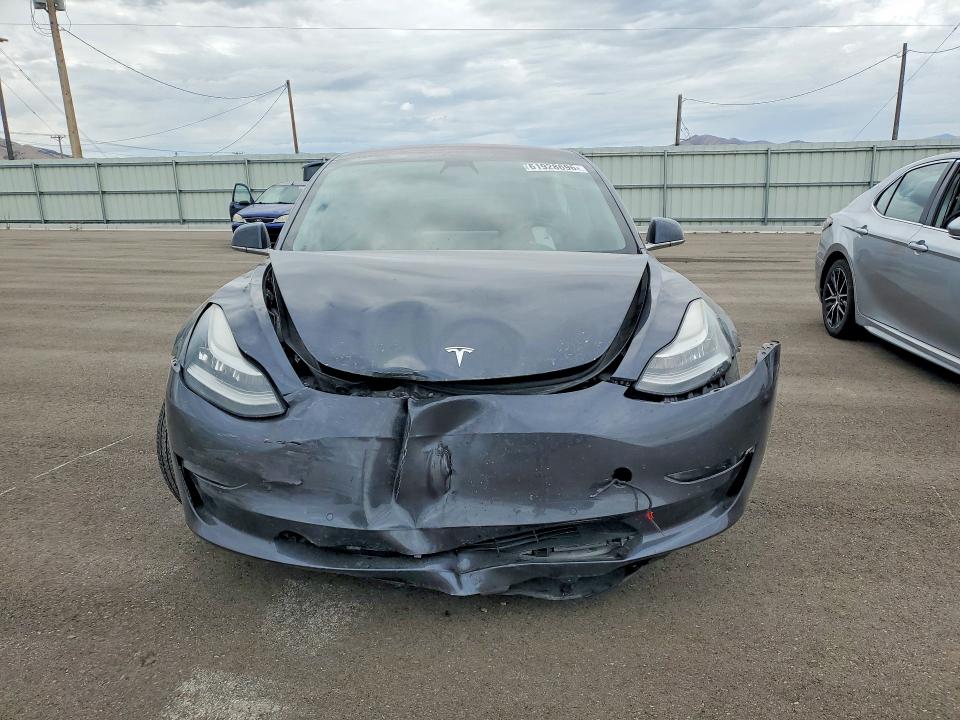 61928696 :رقم المزاد ، 5YJ3E1EB7JF151418 vin ، 2018 Tesla Model 3 مزاد بيع