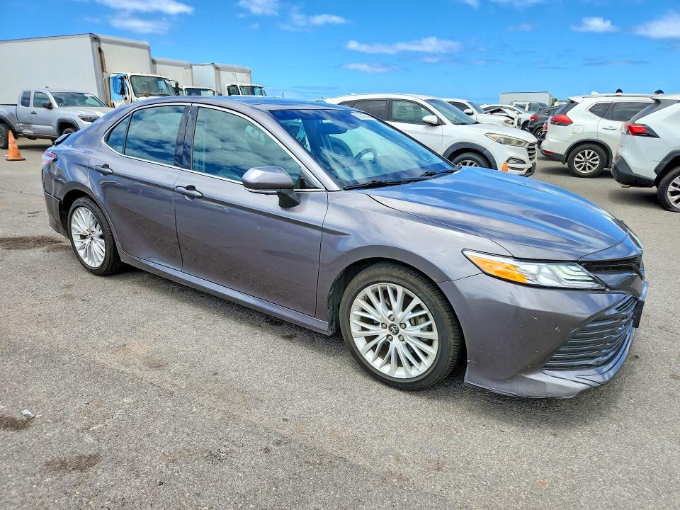 63242816 :رقم المزاد ، 4T1B11HK0JU070556 vin ، 2018 Toyota Camry مزاد بيع