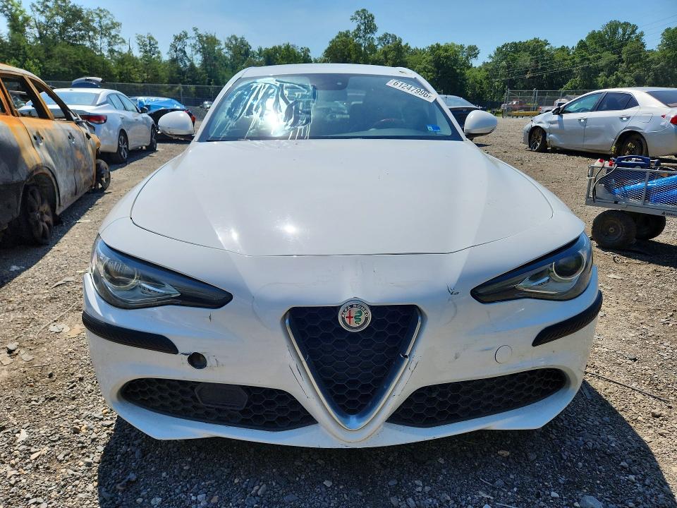 61247996 :رقم المزاد ، ZARFAEBN3H7555904 vin ، 2017 Alfa Romeo Giulia مزاد بيع