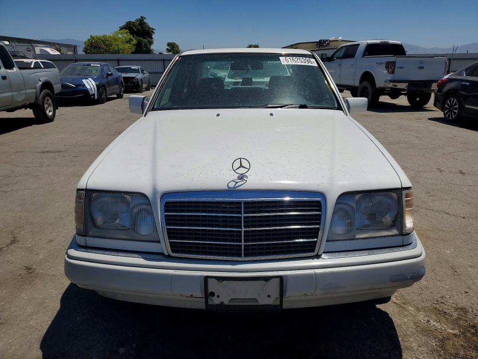 Продажа на аукционе авто 1994 Mercedes-benz E, vin: WDBEA32E2RC125900, номер лота: 61625396