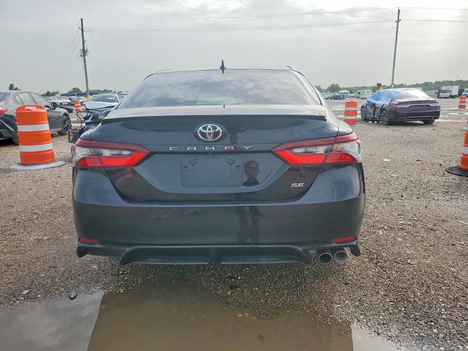 61279656 :رقم المزاد ، 4T1G11AKXNU618651 vin ، 2022 Toyota Camry مزاد بيع
