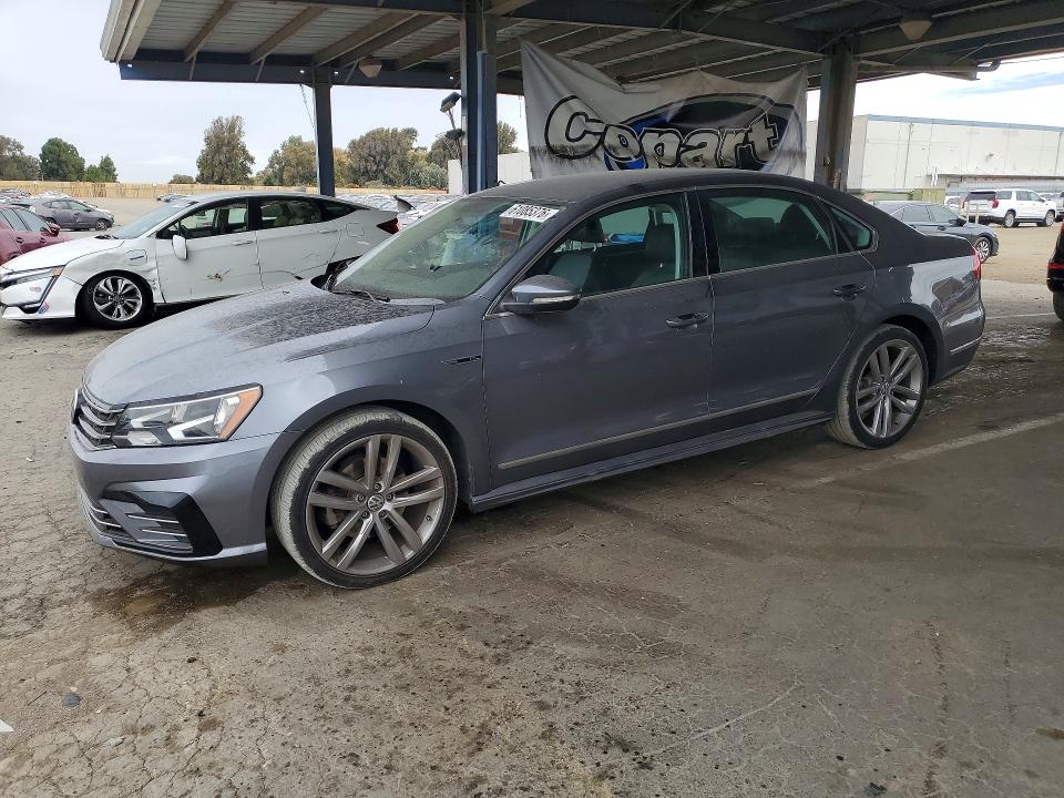 61085376 :رقم المزاد ، 1VWDT7A38HC036102 vin ، 2017 Volkswagen Passat مزاد بيع