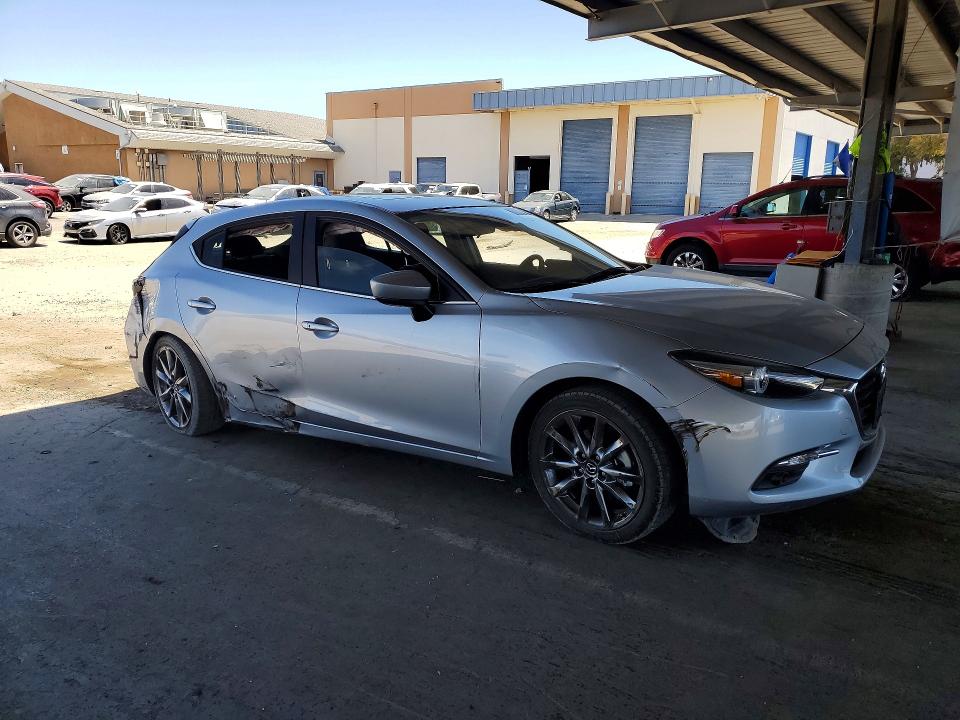 62869886 :رقم المزاد ، 3MZBN1M30JM166535 vin ، 2018 Mazda 3 مزاد بيع