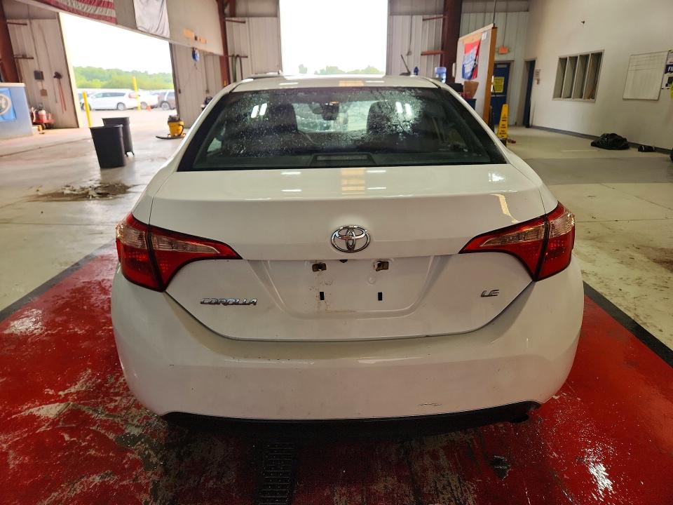 62213846 :رقم المزاد ، 5YFBURHE0JP790165 vin ، 2018 Toyota Corolla مزاد بيع