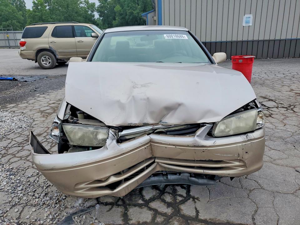 60018686 :رقم المزاد ، 4T1BG22K9YU736918 vin ، 2000 Toyota Camry مزاد بيع
