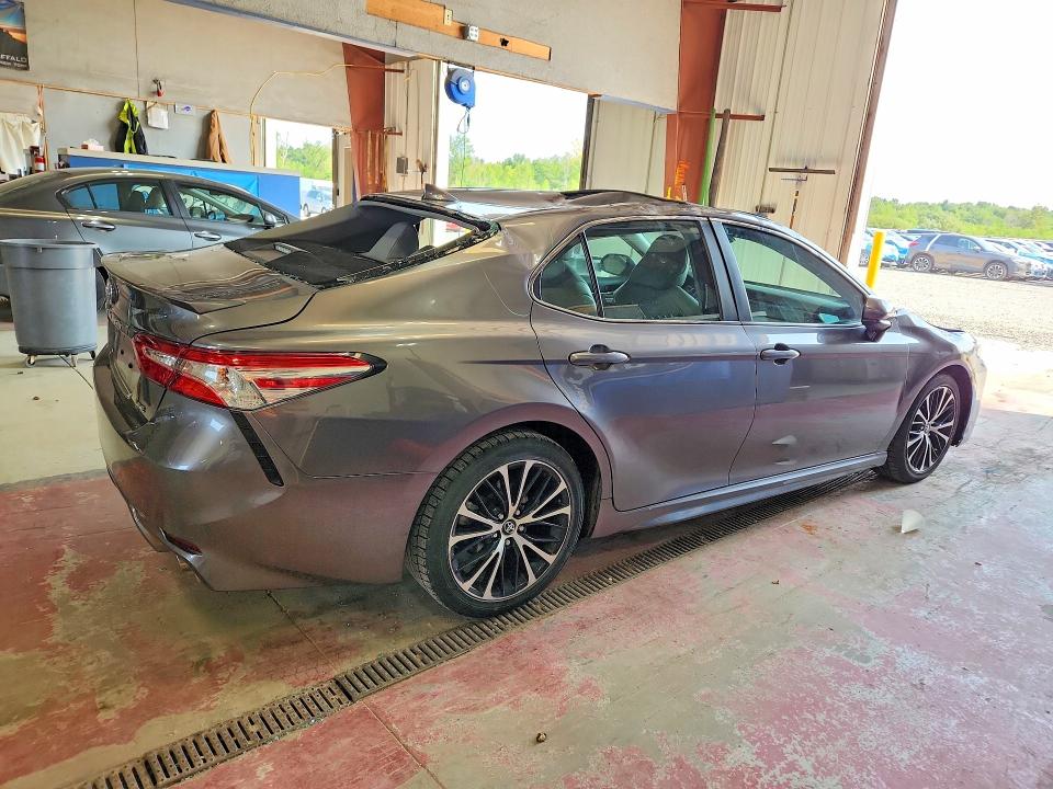 61130976 :رقم المزاد ، 4T1G11AKXLU917375 vin ، 2020 Toyota Camry مزاد بيع