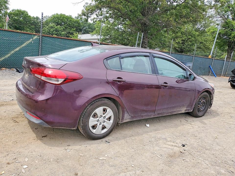 62667596 :رقم المزاد ، 3KPFL4A7XJE272097 vin ، 2018 Kia Forte مزاد بيع