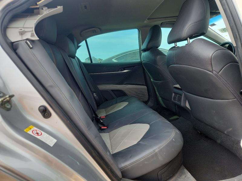 62099776 :رقم المزاد ، 4T1B21HK2JU500956 vin ، 2018 Toyota Camry Hybrid مزاد بيع