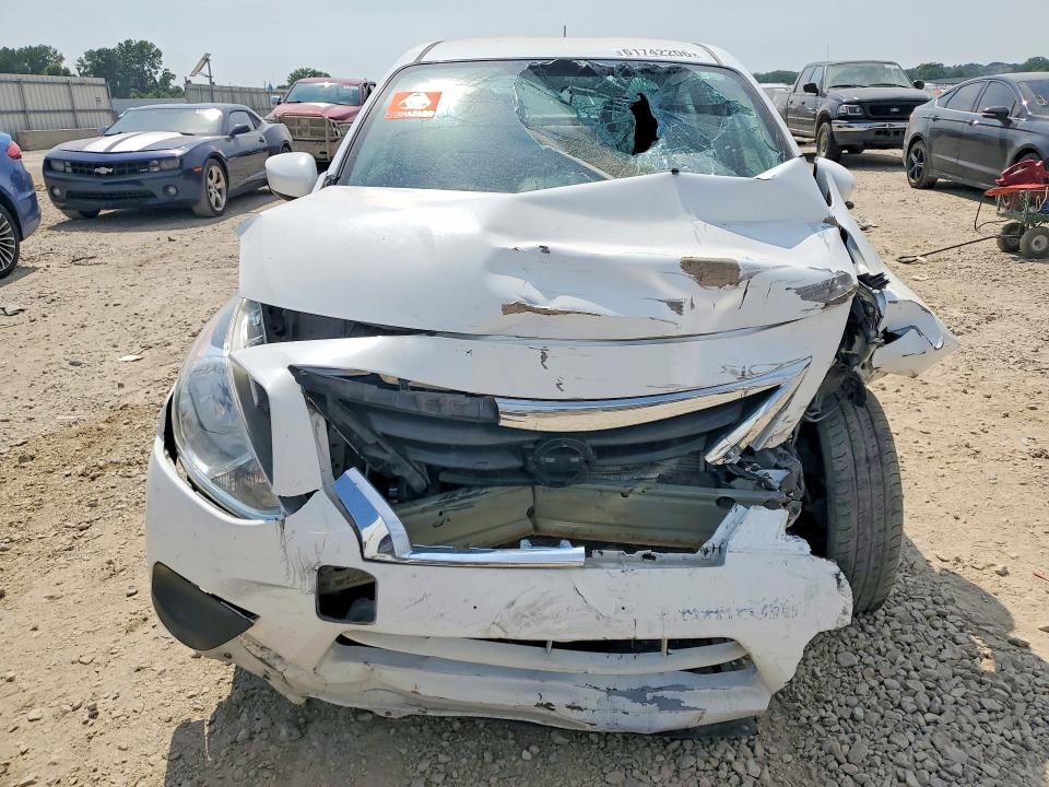 61742206 :رقم المزاد ، 3N1CN7AP4JL843273 vin ، 2018 Nissan Versa مزاد بيع