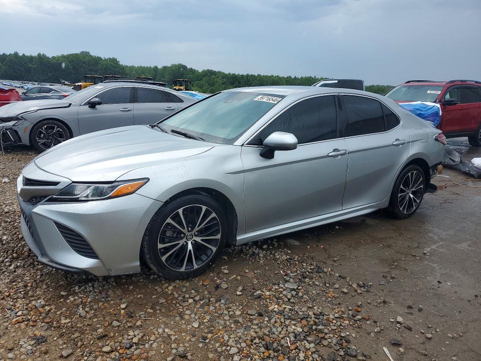 59716546 :رقم المزاد ، 4T1B11HK1JU094784 vin ، 2018 Toyota Camry مزاد بيع