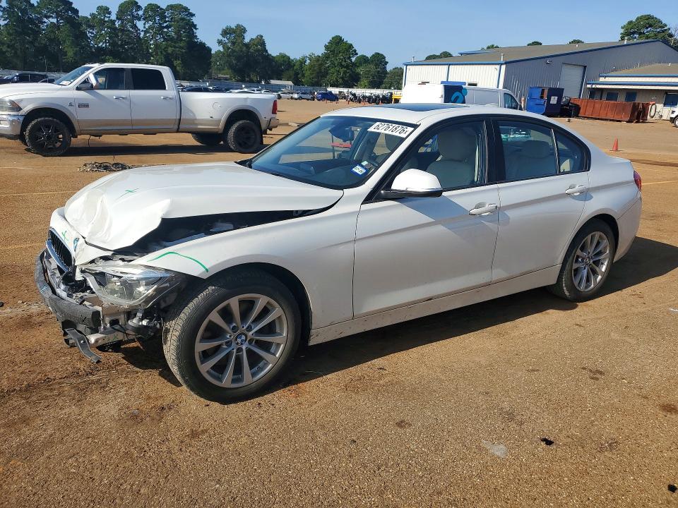 62761876 :رقم المزاد ، WBA8A9C57JAH13632 vin ، 2018 Bmw 320 مزاد بيع