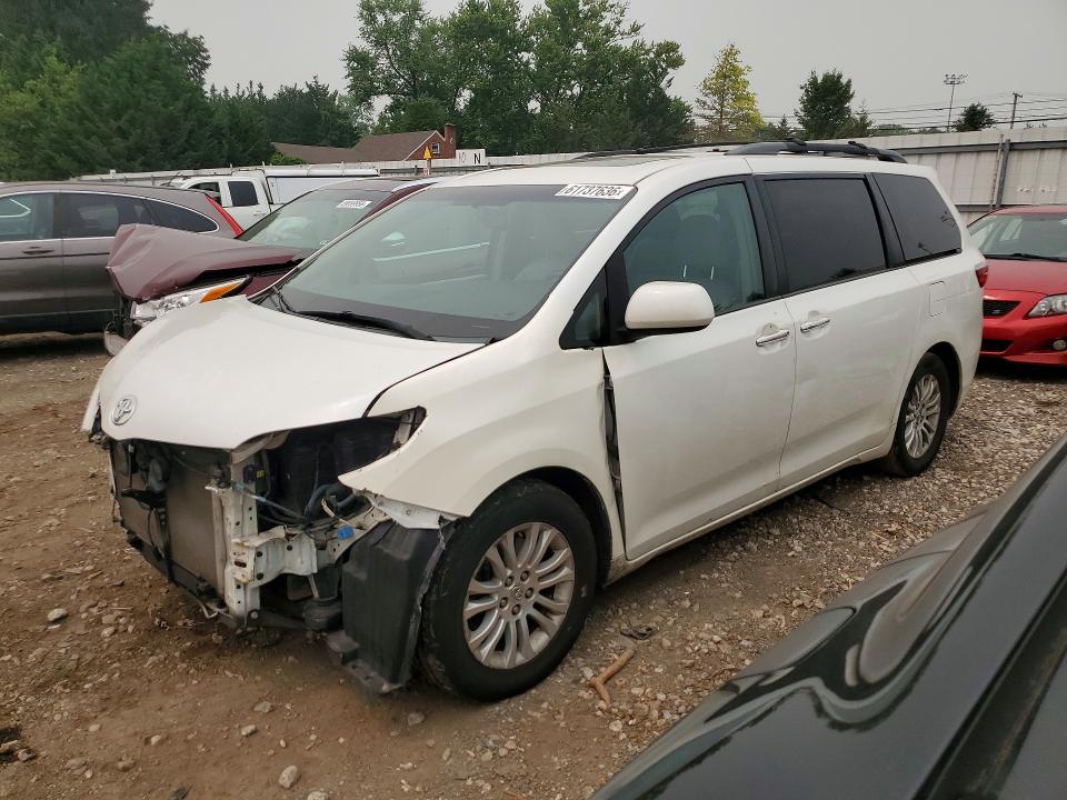 61737636 :رقم المزاد ، 5TDYK3DC4FS601176 vin ، 2015 Toyota Sienna مزاد بيع