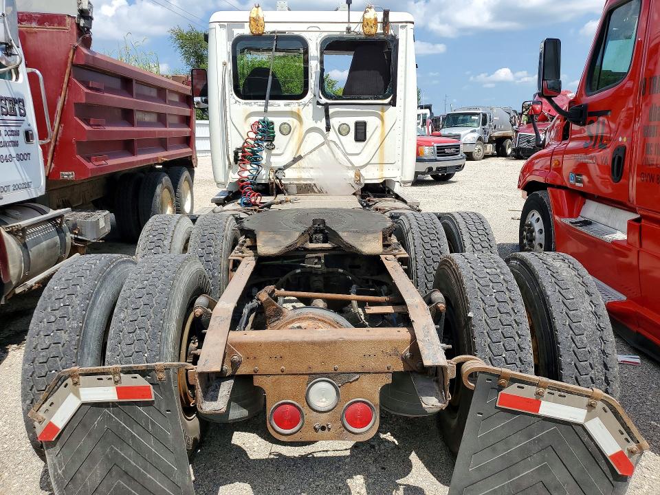 2014 Freightliner Cascadia მანქანა იყიდება აუქციონზე, vin: 3AKJGEDV3ESFR0607, აუქციონის ნომერი: 62533366