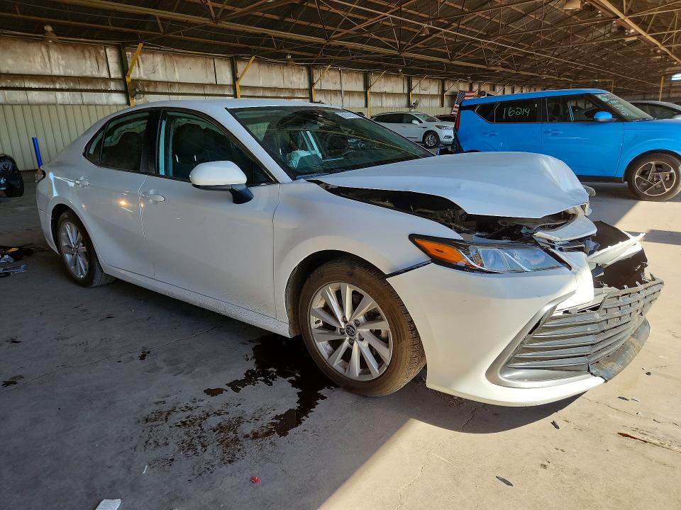 59319176 :رقم المزاد ، 4T1C11AK5NU676150 vin ، 2022 Toyota Camry مزاد بيع