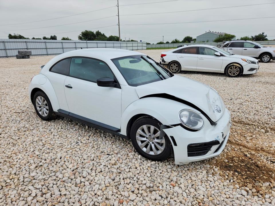60526526 :رقم المزاد ، 3VWF17ATXHM610700 vin ، 2017 Volkswagen Beetle مزاد بيع
