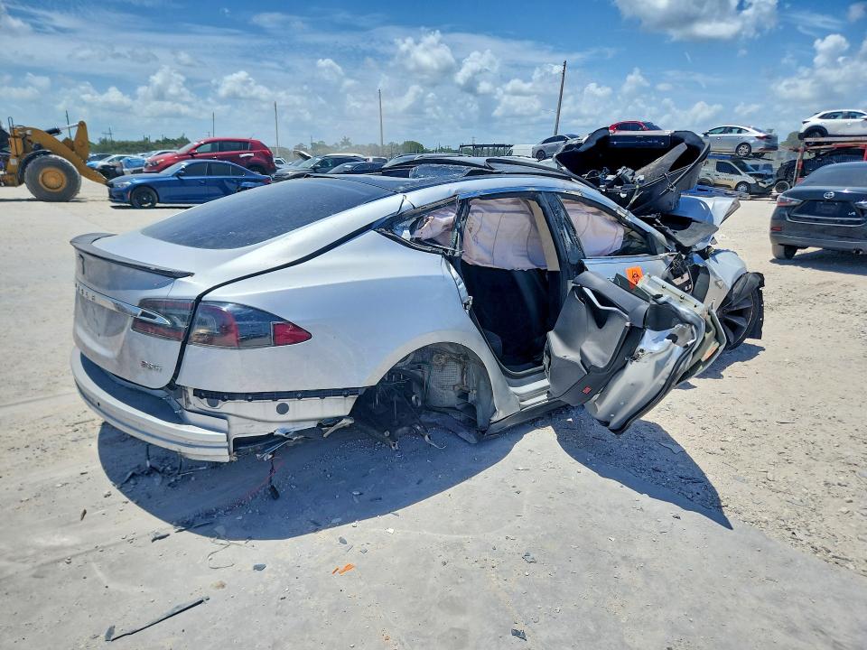 62128816 :رقم المزاد ، 5YJSA1DP8DFP17062 vin ، 2013 Tesla Model S مزاد بيع