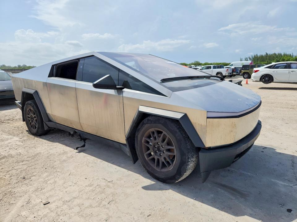60715036 :رقم المزاد ، 7G2CEHED7SA072420 vin ، 2025 Tesla Cybertruck مزاد بيع
