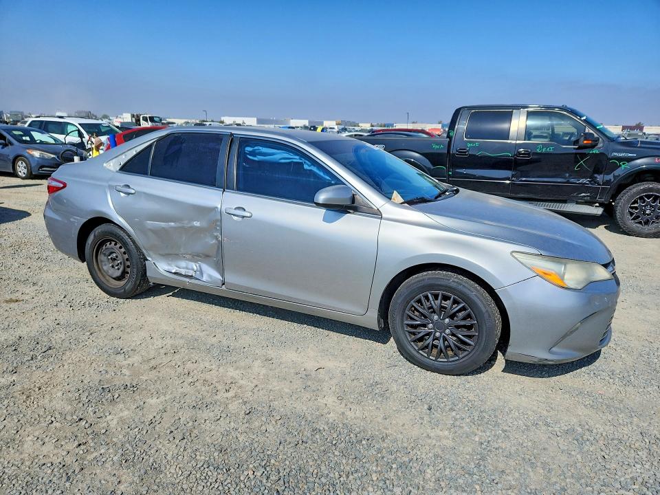 60512496 :رقم المزاد ، 4T4BF1FK4FR500929 vin ، 2015 Toyota Camry مزاد بيع