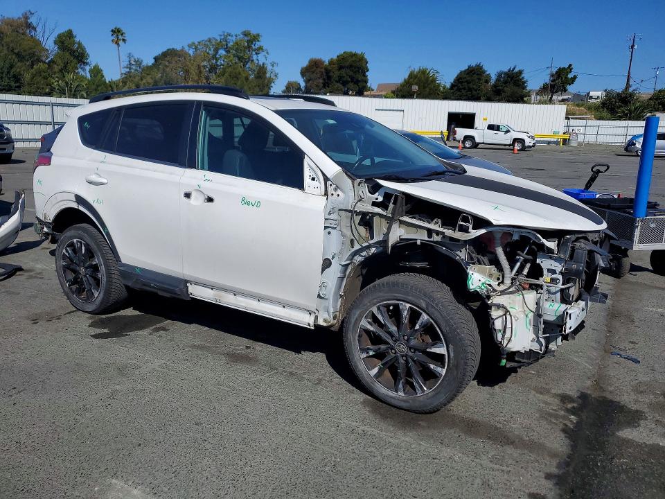 61606006 :رقم المزاد ، 2T3RFREV3JW697420 vin ، 2018 Toyota Rav4 مزاد بيع