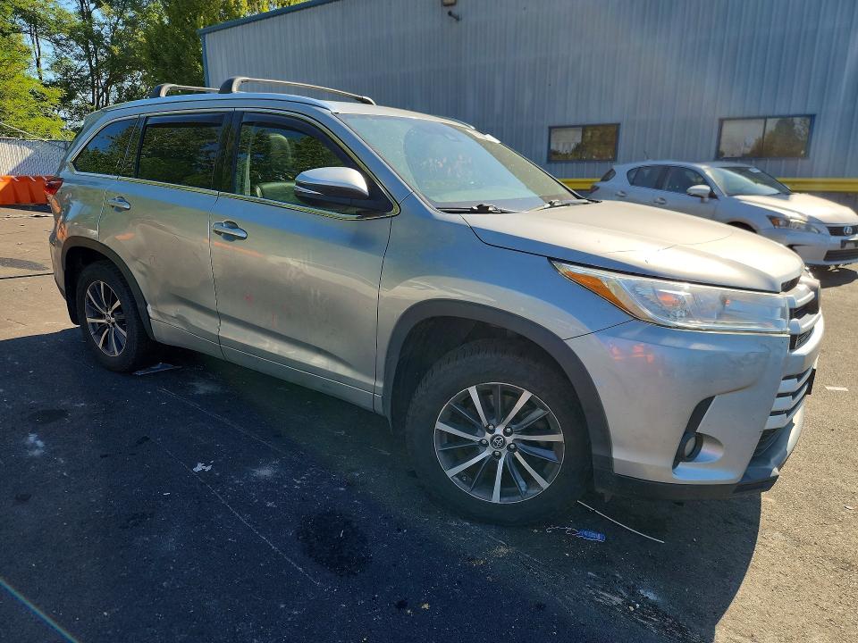 60698086 :رقم المزاد ، 5TDJZRFH1HS511706 vin ، 2017 Toyota Highlander مزاد بيع