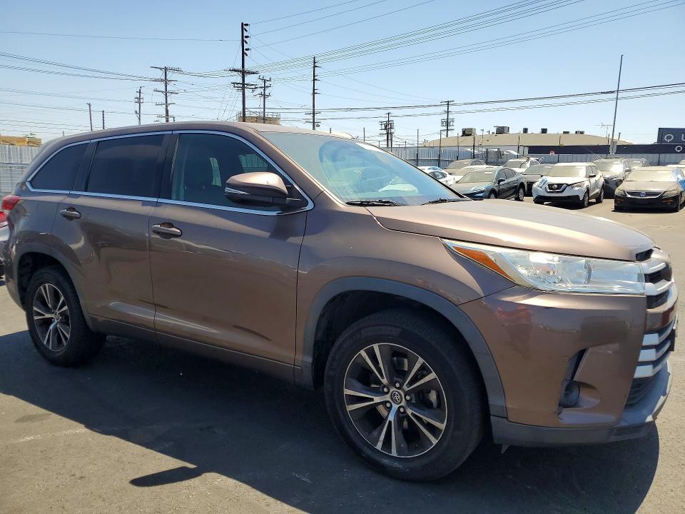 62872716 :رقم المزاد ، 5TDZARFH3JS037290 vin ، 2018 Toyota Highlander مزاد بيع