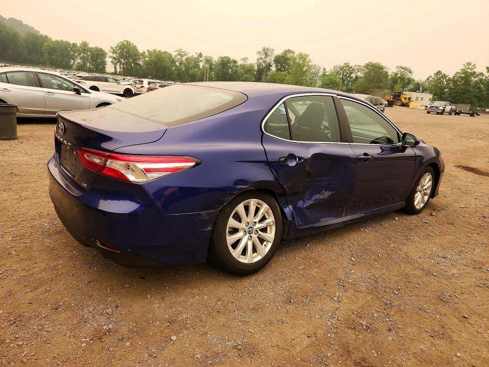 61311476 :رقم المزاد ، 4T1B11HK2JU528520 vin ، 2018 Toyota Camry مزاد بيع