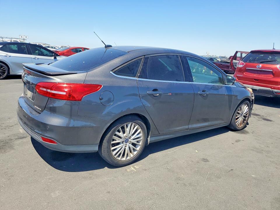 60587756 :رقم المزاد ، 1FADP3J26FL275688 vin ، 2015 Ford Focus مزاد بيع