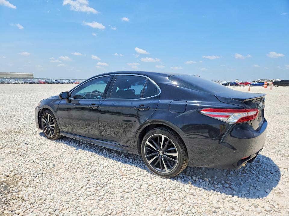 62365796 :رقم المزاد ، 4T1B61HK0JU516366 vin ، 2018 Toyota Camry مزاد بيع