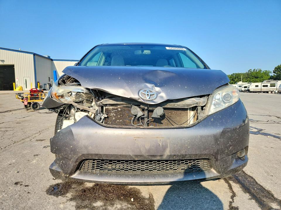 2017 Toyota Sienna მანქანა იყიდება აუქციონზე, vin: 5TDKZ3DC1HS884043, აუქციონის ნომერი: 62049066