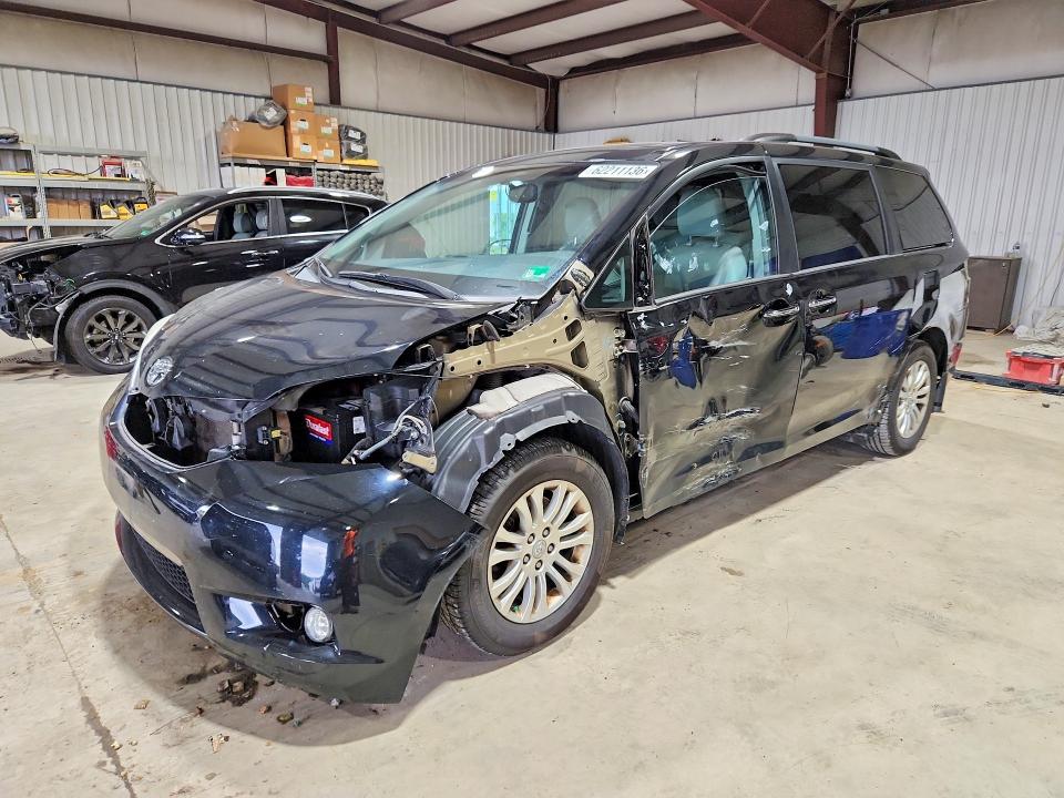 Продажа на аукционе авто 2017 Toyota Sienna, vin: 5TDYZ3DC5HS853467, номер лота: 62211136