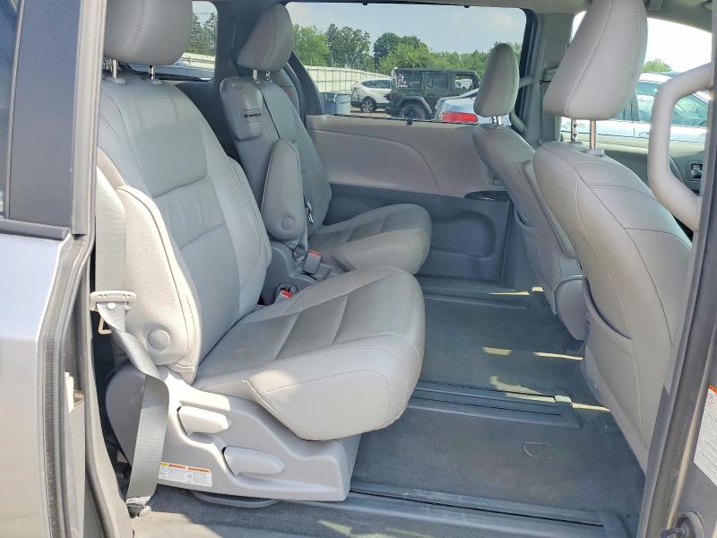 59707316 :رقم المزاد ، 5TDYZ3DC2JS910813 vin ، 2018 Toyota Sienna مزاد بيع