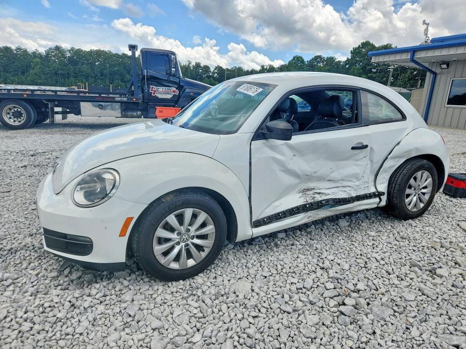 61806176 :رقم المزاد ، 3VWF17AT8FM648410 vin ، 2015 Volkswagen Beetle مزاد بيع