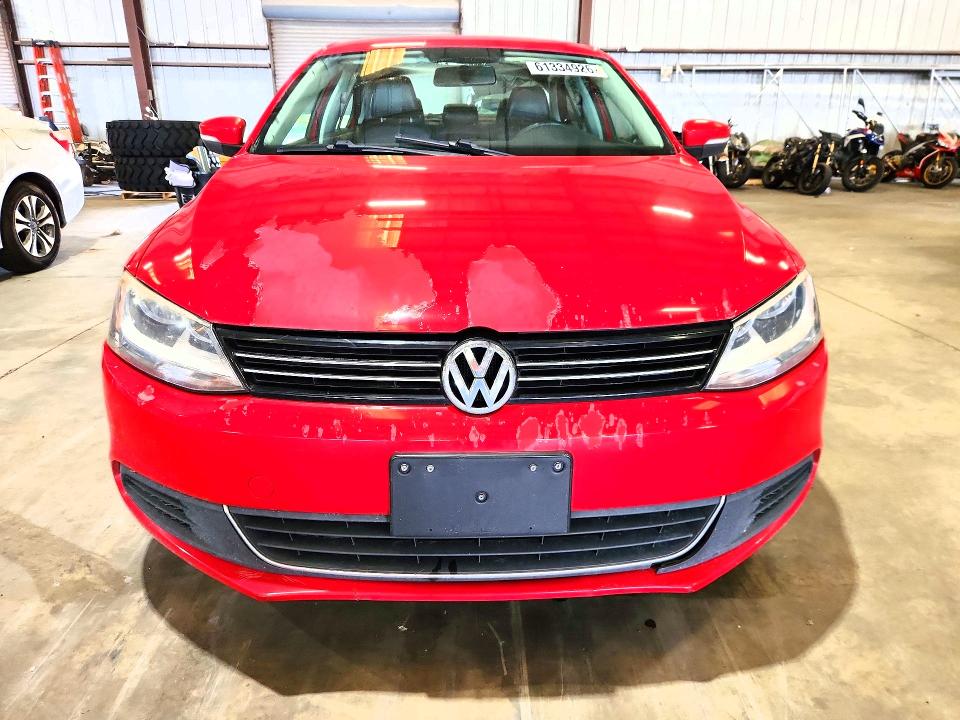 61334926 :رقم المزاد ، 3VWDP7AJ9DM377472 vin ، 2013 Volkswagen Jetta مزاد بيع