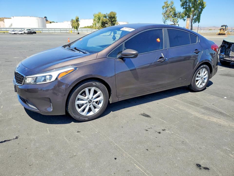 62671186 :رقم المزاد ، 3KPFL4A79HE005723 vin ، 2017 Kia Forte مزاد بيع