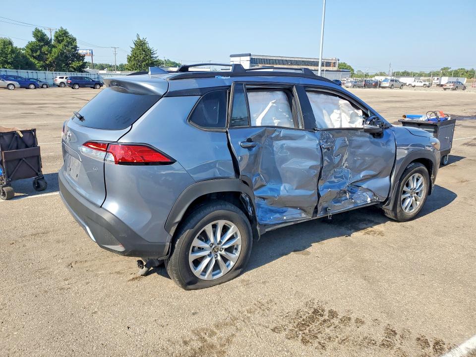 61062876 :رقم المزاد ، 7MUCAAAG4PV045807 vin ، 2023 Toyota Corolla Cross مزاد بيع