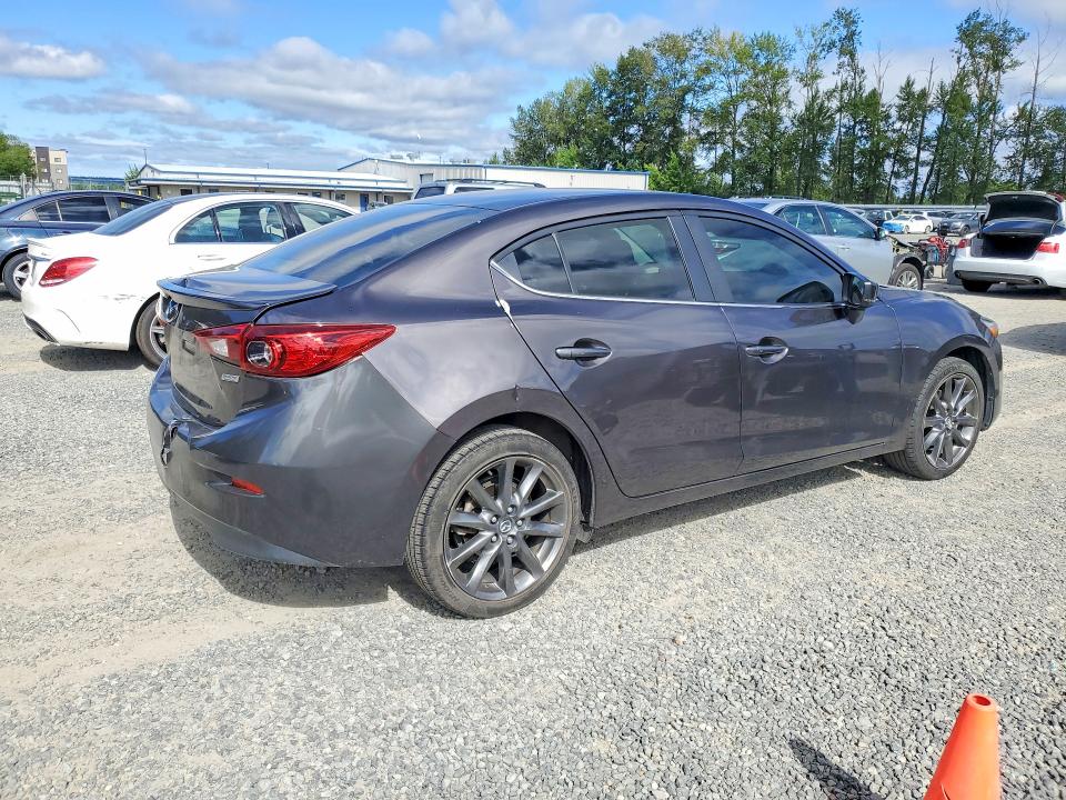 59671866 :رقم المزاد ، 3MZBN1V3XJM272232 vin ، 2018 Mazda 3 مزاد بيع