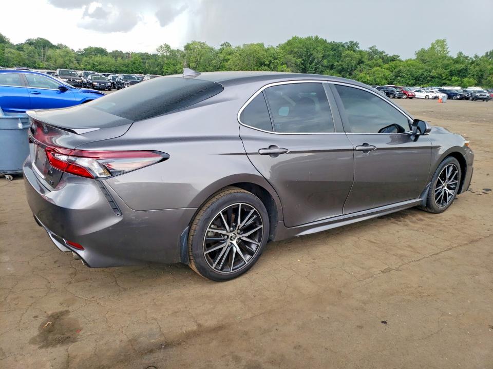 62588586 :رقم المزاد ، 4T1T11AK1MU530018 vin ، 2021 Toyota Camry مزاد بيع