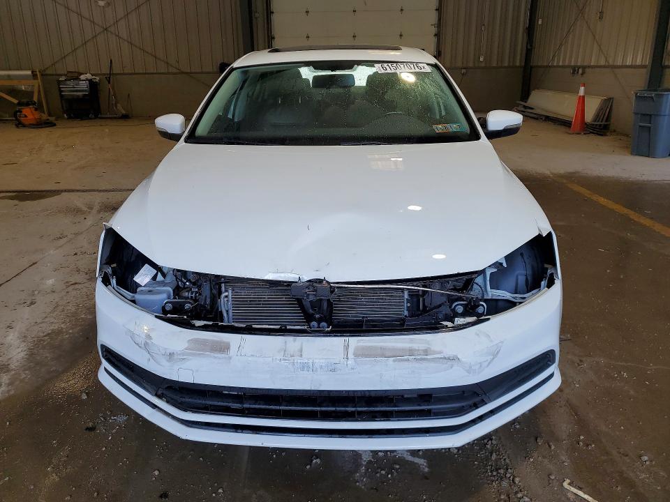 61507076 :رقم المزاد ، 3VWDB7AJ0HM268015 vin ، 2017 Volkswagen Jetta مزاد بيع