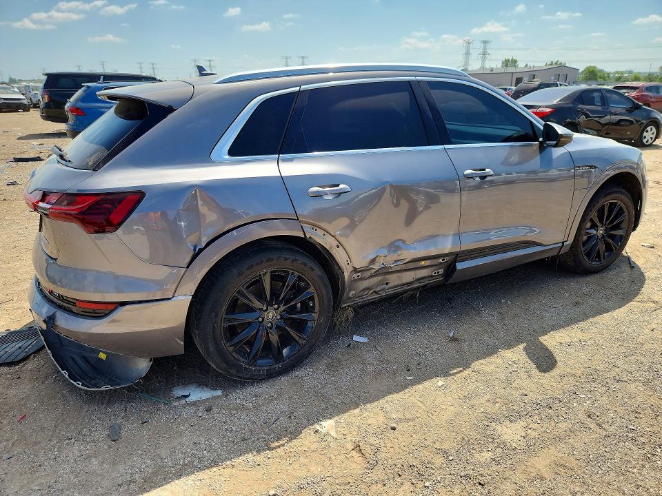 60221906 :رقم المزاد ، WA1AAAGE2MB006024 vin ، 2021 Audi E-tron مزاد بيع